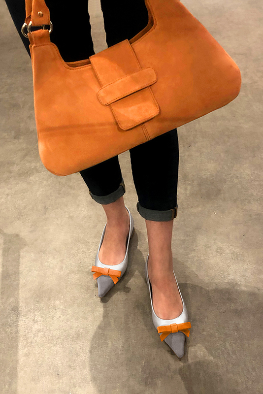 Dress handbag in apricot orange leather - Worn view